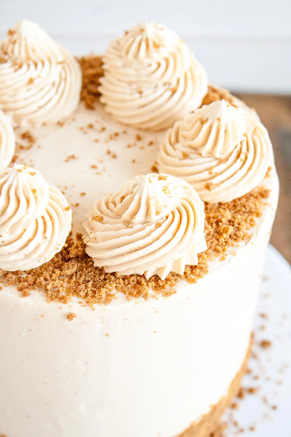 Close up of a rosette on top of the cake.