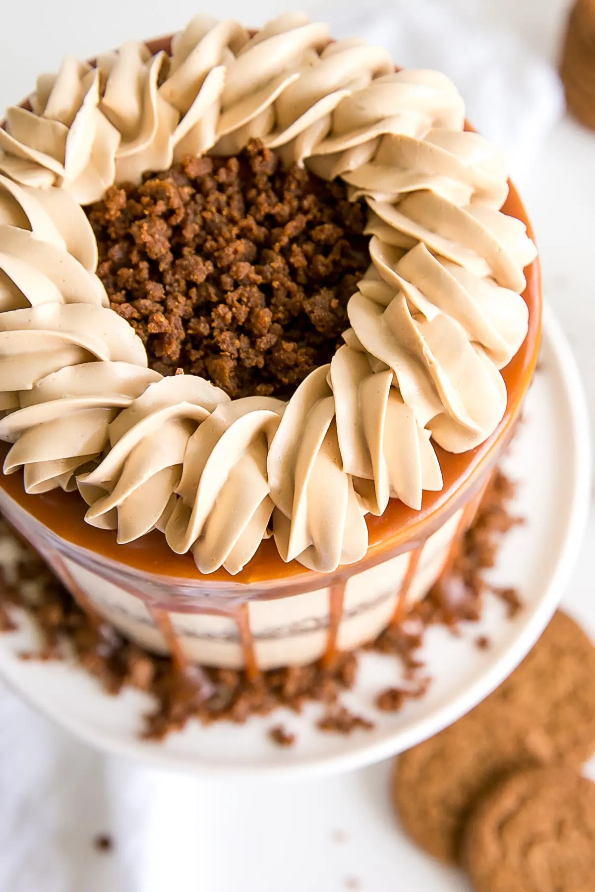 Top view showing caramel buttercream rope border and gingersnap streusel.