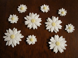 Close up of the fondant daisies.