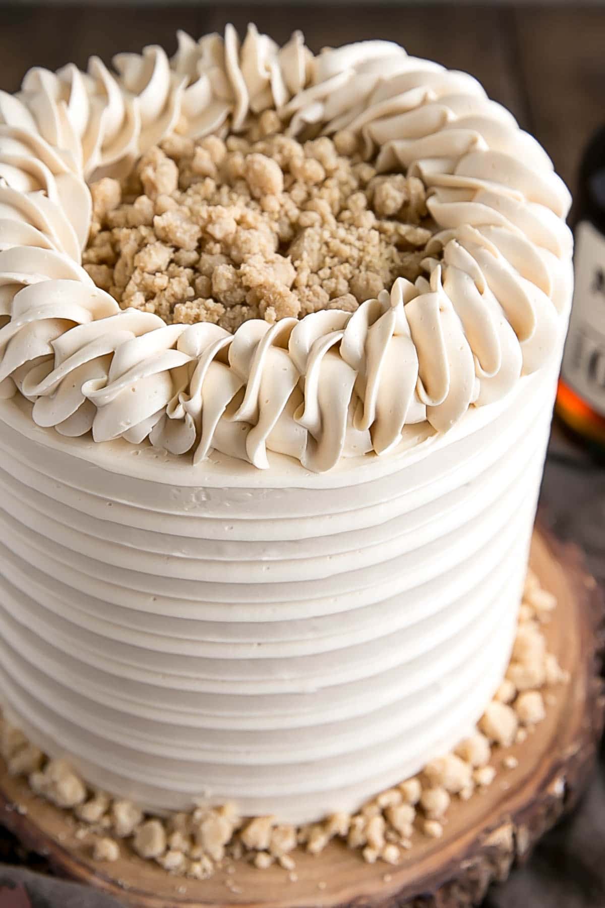 Close up of rope border on a maple cake with maple streusel.