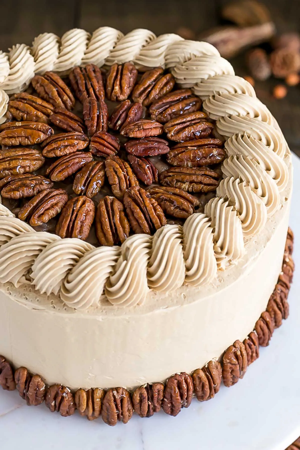 Close up of the rope border on top of the cake.