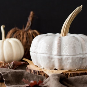 Pumpkin Spice Latte Bundt Cake. Your favourite Fall beverage in a cake! Pumpkin & coffee flavoured cake with a milk & sugar glaze. | livforcake.com