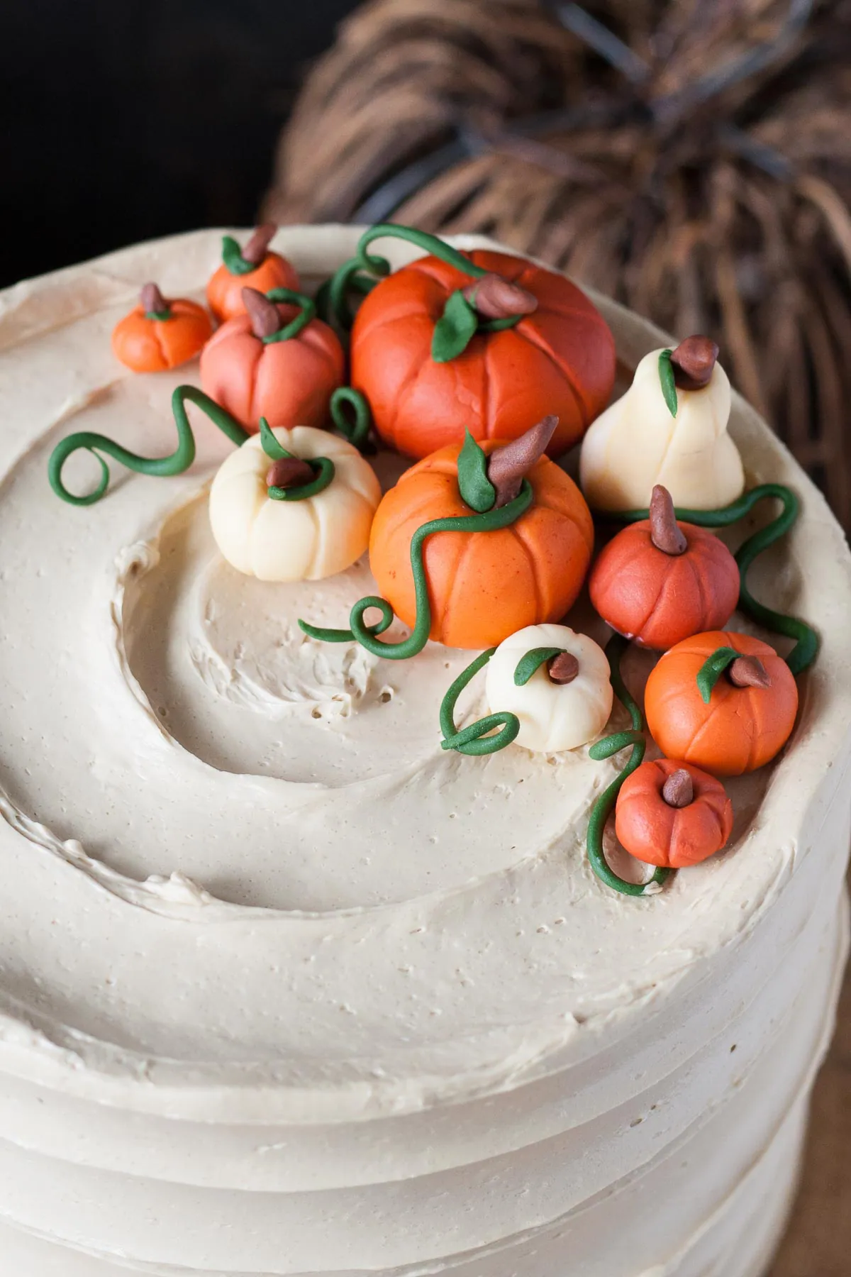 This Pumpkin Spice Latte Cake is your favorite Fall beverage in cake form! Pumpkin spice flavoured cake with an espresso buttercream. | livforcake.com