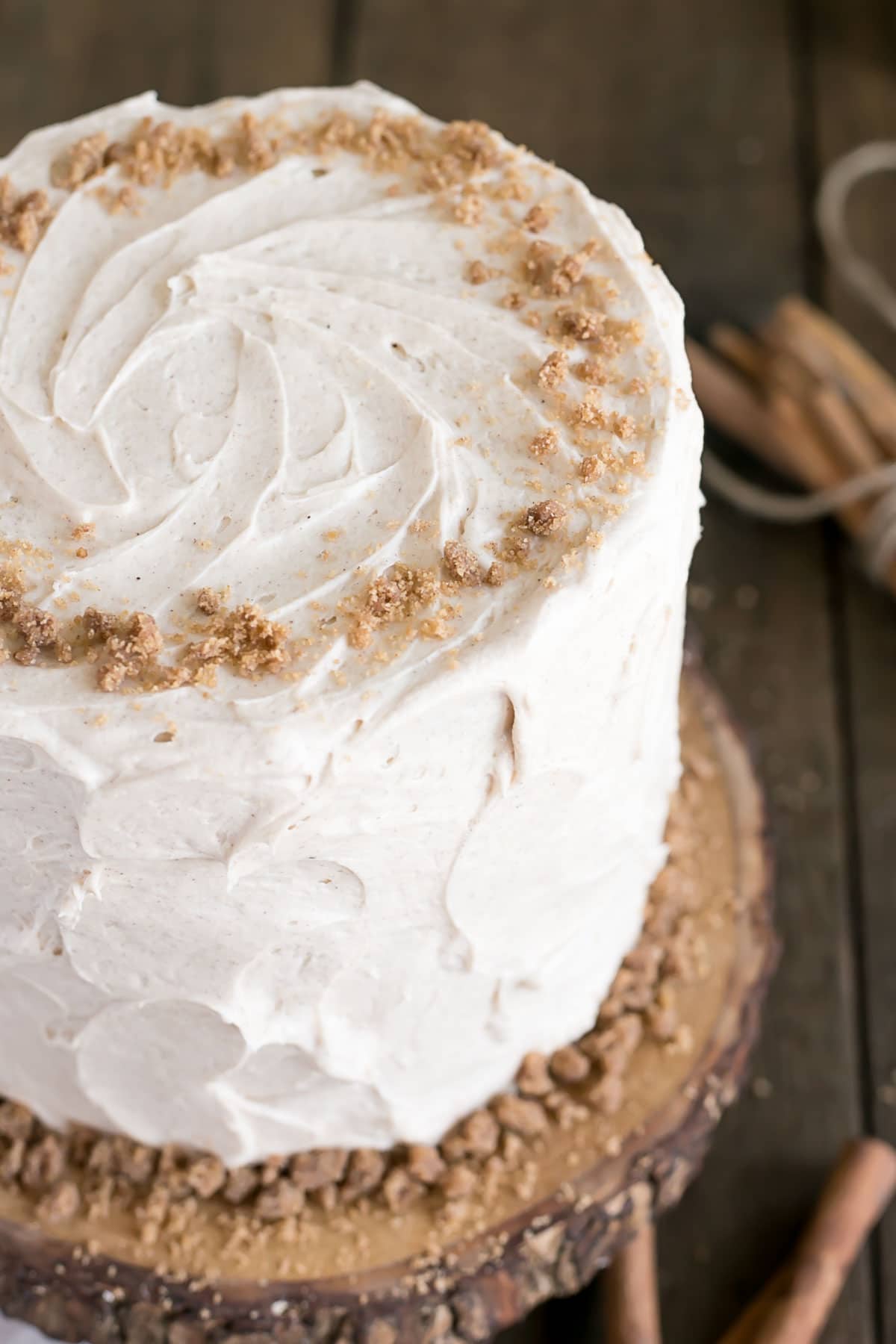 Close up of the top of the cake showing the crumble.