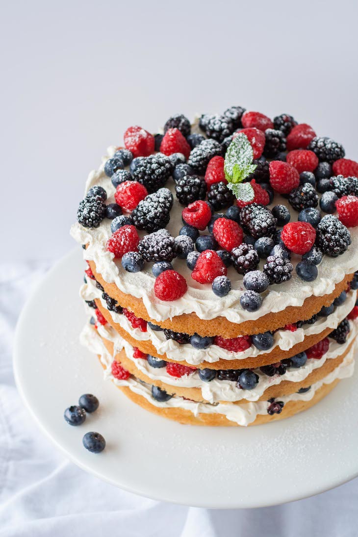 Shot of the berries on top of the cake.